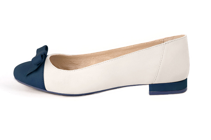 Navy blue and off white women's ballet pumps, with low heels. Round toe. Flat block heels. Profile view - Florence KOOIJMAN